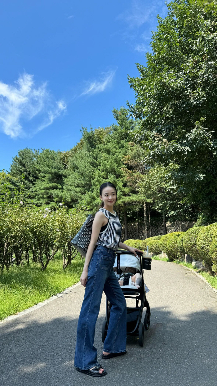 'Seven Billion Building Owners' Son Yeon-jae went out with her..Luxury sandals worth 3 million won 'Point'