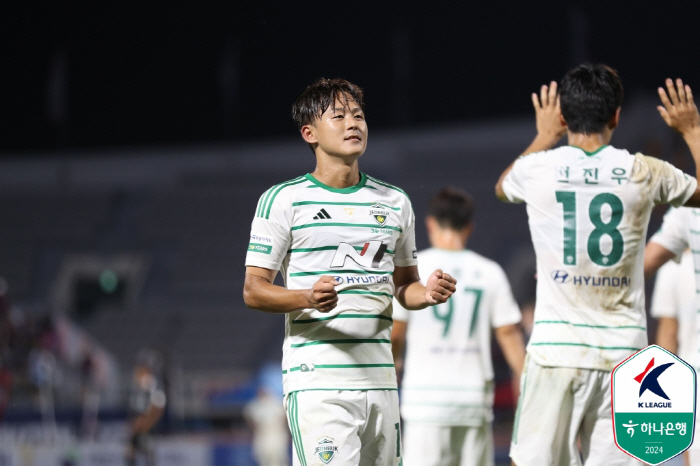  'Jeonbuk debut goal explosion' Lee Seung-woo's crazy performance left his team behind...'It was very awkward'