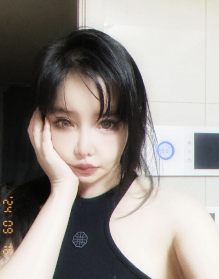 2NE1 Park Bom, who lost weight and regained her beauty..My face is going to disappear