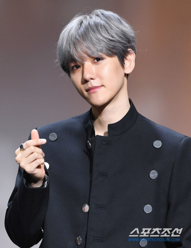 Baekhyun apologizes for 'indoor smoking' 'I didn't know it was used unconsciously'