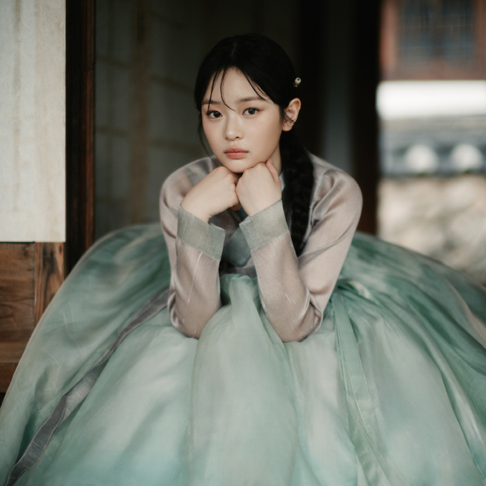 New Jins Wears Hanbok and Greetings for Chuseok 'Make a wish while looking at the full moon.'