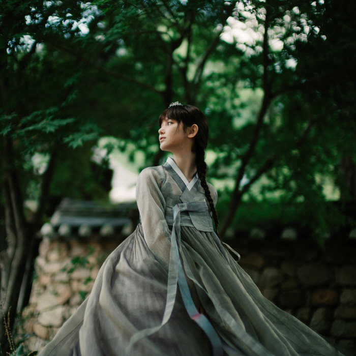 New Jins Wears Hanbok and Greetings for Chuseok 'Make a wish while looking at the full moon.'