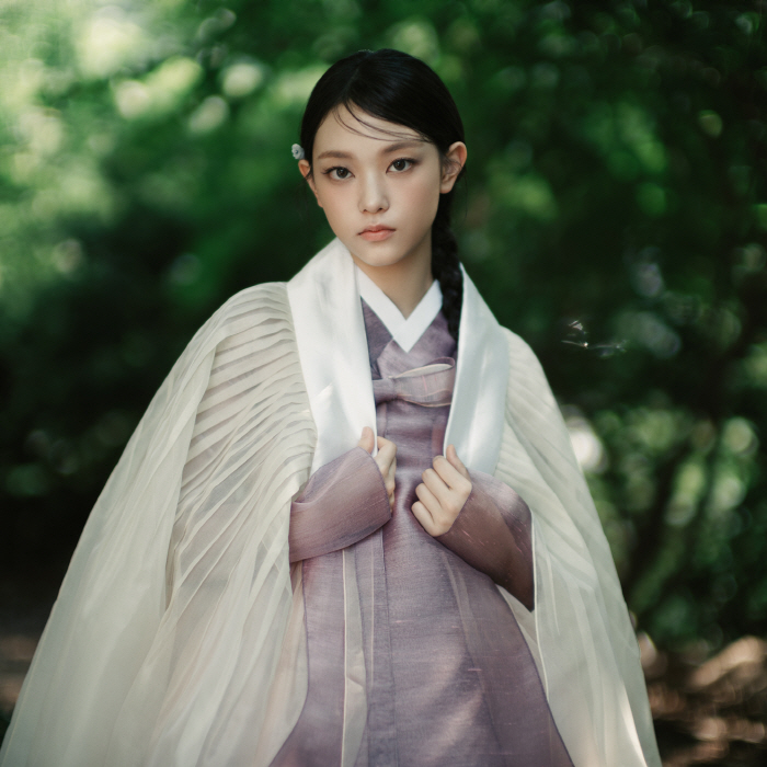 New Jins Wears Hanbok and Greetings for Chuseok 'Make a wish while looking at the full moon.'