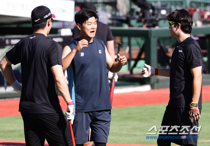 Meeting hisher family members during the Chuseok holiday 'Sajik Stadium lucky hitter', the friendship remains the same even though the uniform color is different