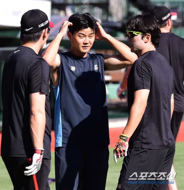 Meeting hisher family members during the Chuseok holiday 'Sajik Stadium lucky hitter', the friendship remains the same even though the uniform color is different