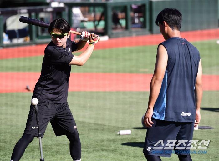 Meeting hisher family members during the Chuseok holiday 'Sajik Stadium lucky hitter', the friendship remains the same even though the uniform color is different