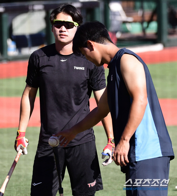 Meeting hisher family members during the Chuseok holiday 'Sajik Stadium lucky hitter', the friendship remains the same even though the uniform color is different
