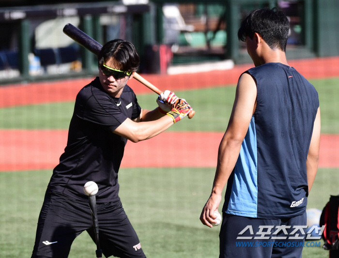 Meeting hisher family members during the Chuseok holiday 'Sajik Stadium lucky hitter', the friendship remains the same even though the uniform color is different