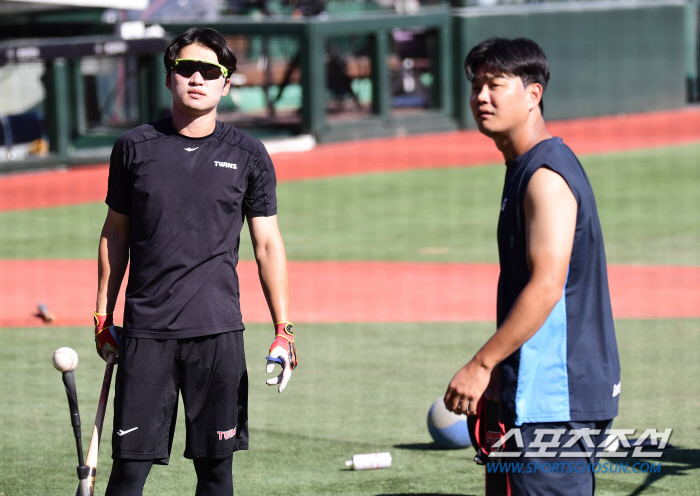 Meeting hisher family members during the Chuseok holiday 'Sajik Stadium lucky hitter', the friendship remains the same even though the uniform color is different