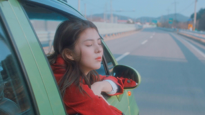 A female queer that Han So-hee rolls up, and chemistry explodes from still cuts..'Heavy snow' will be released in October 