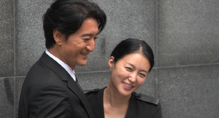 Shin Hyun-jun, ♥ You look like a newlywed with your wife who is 12 years younger than you. Hugging and sweet eye contact ('Daddy is a middle-aged man')