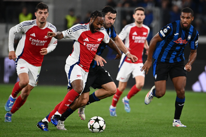 Arsenal's Sterling made a new history, the first player to ever play in a UCL in all four 英 teams