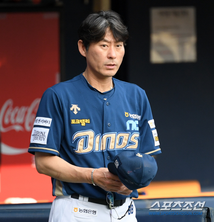 Director Kang In-kwon was abruptly replaced →'8G'Acting System of Gong Pil-sung The coaching staff was also reorganized 'Expiration of the senior · pitching coach → Lee Yong-hoon's call-up' 