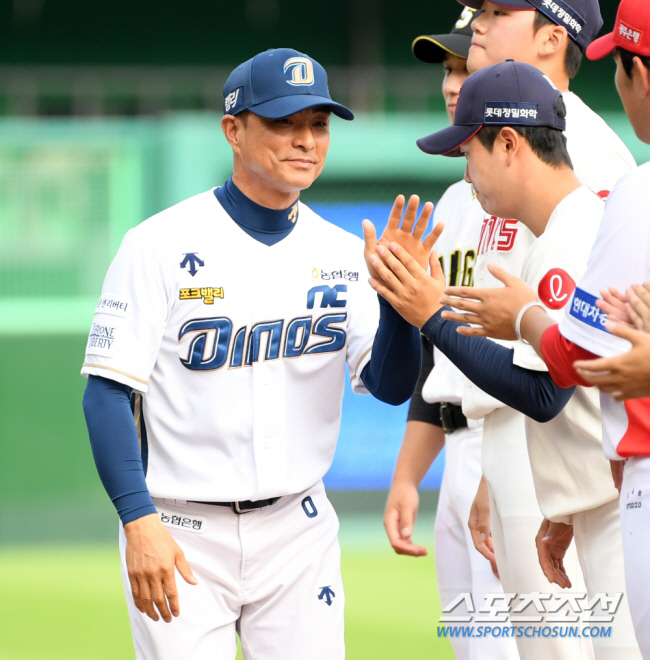 Director Kang In-kwon was abruptly replaced →'8G'Acting System of Gong Pil-sung The coaching staff was also reorganized 'Expiration of the senior · pitching coach → Lee Yong-hoon's call-up' 