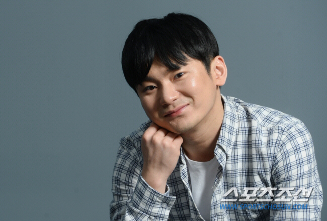 'The Youngest Son of the Congregation' Kang Pil-soo, today (21st) in Jeju Island, with his non-celebrity girlfriend, as if he were a wedding