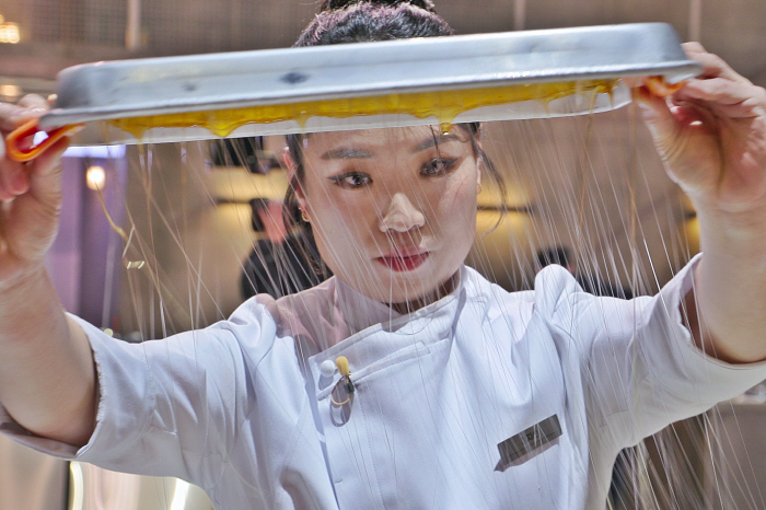 Did the Jongwon Baek with the eye patch work..Will it be a black and white chef