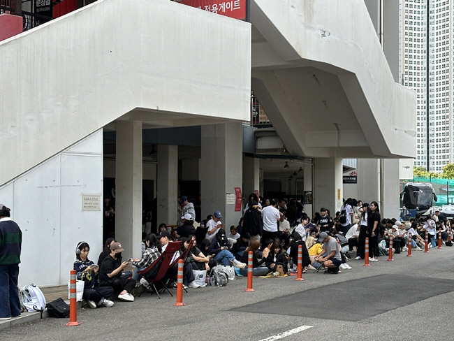 'What happened to Suwon today?' Hundreds of people have been open running since morning → 'Snoopy chaos'