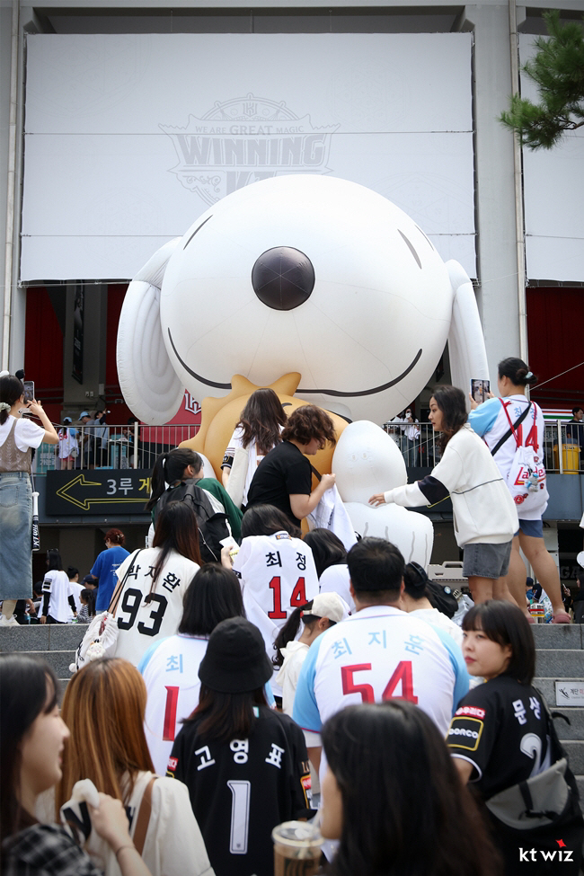 'What happened to Suwon today?' Hundreds of people have been open running since morning → 'Snoopy chaos'