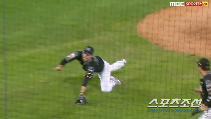 3rd baseman's glove hit 'Double play'→ Pitcher diving catch'Triple play' What's going on in Suwon