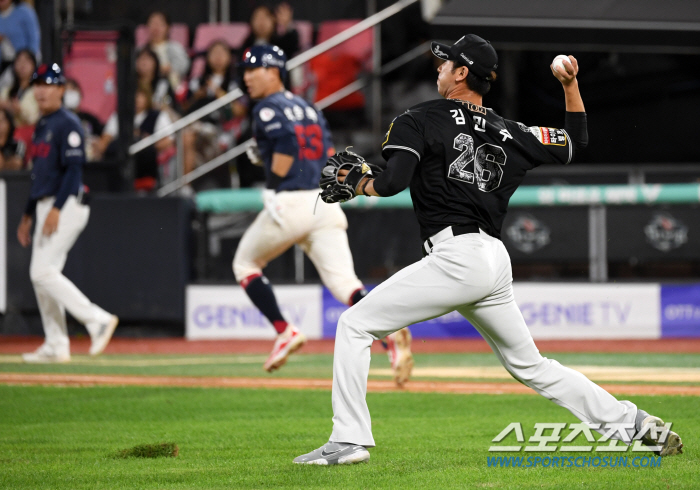 3rd baseman's glove hit 'Double play'→ Pitcher diving catch'Triple play' What's going on in Suwon