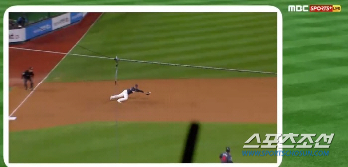 3rd baseman's glove hit 'Double play'→ Pitcher diving catch'Triple play' What's going on in Suwon