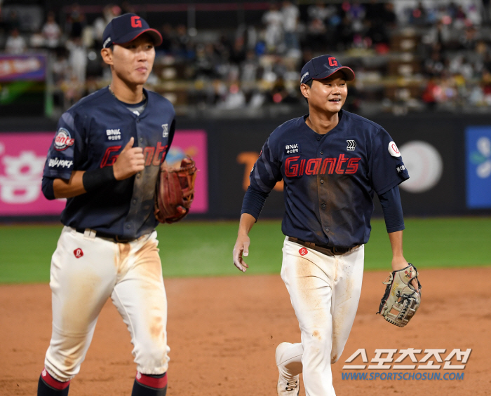 3rd baseman's glove hit 'Double play'→ Pitcher diving catch'Triple play' What's going on in Suwon