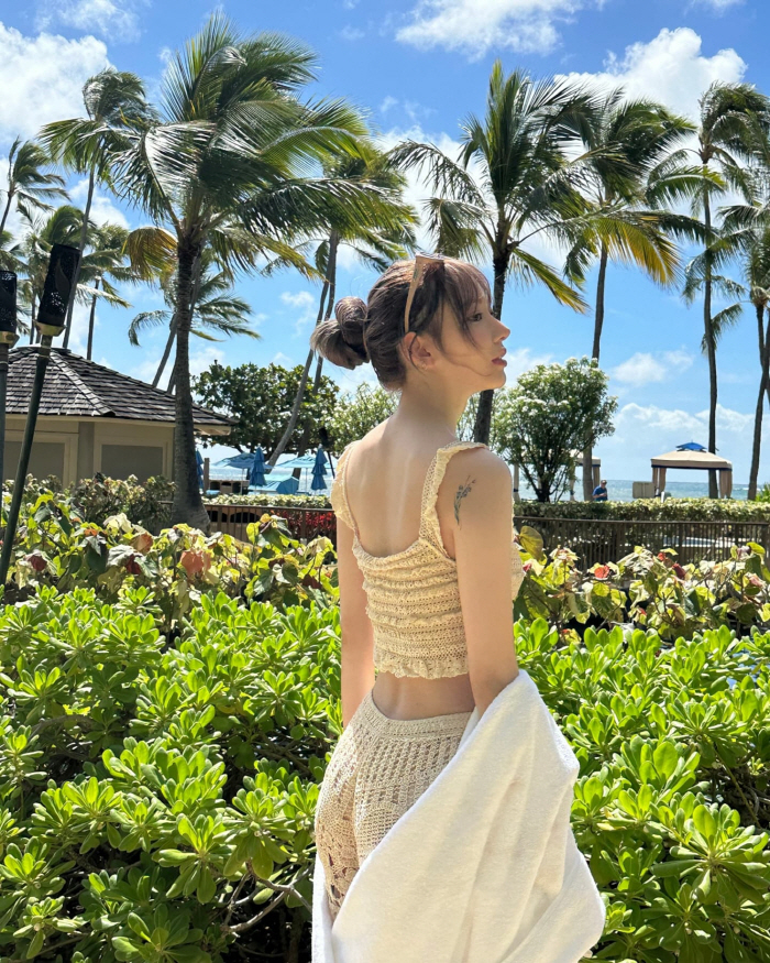 Le Seraphim Sakura Apples Hip on Jalok Waistline Revealed in Bikini'The Essence of Slender'