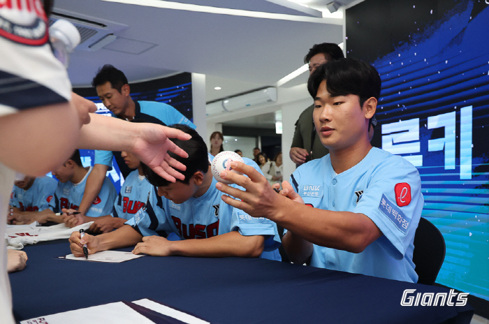 '1R Kim Tae-hyun, stamp for 300 million won!' Lotte completes its rookie contract in 2025