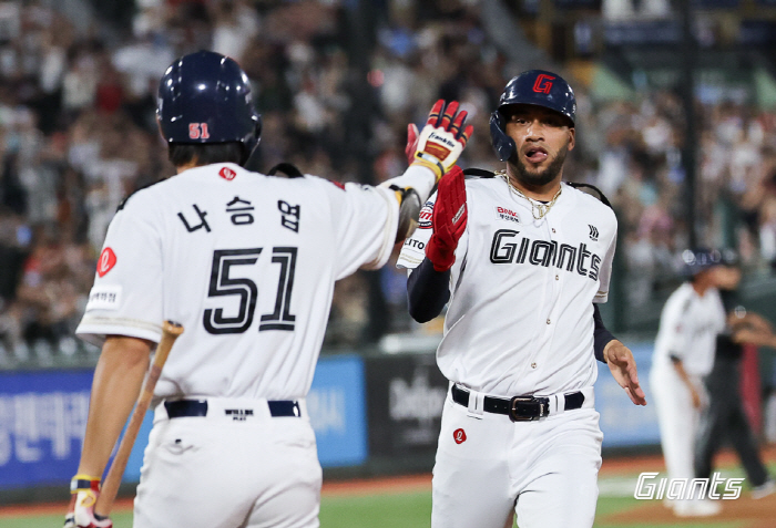 Reyes foreigners' first 200 hits next time'Go Seung-min's three-point → 15 hits in a long run'Lotte won 13-5 over NC