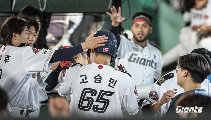 Reyes foreigners' first 200 hits next time'Go Seung-min's three-point → 15 hits in a long run'Lotte won 13-5 over NC