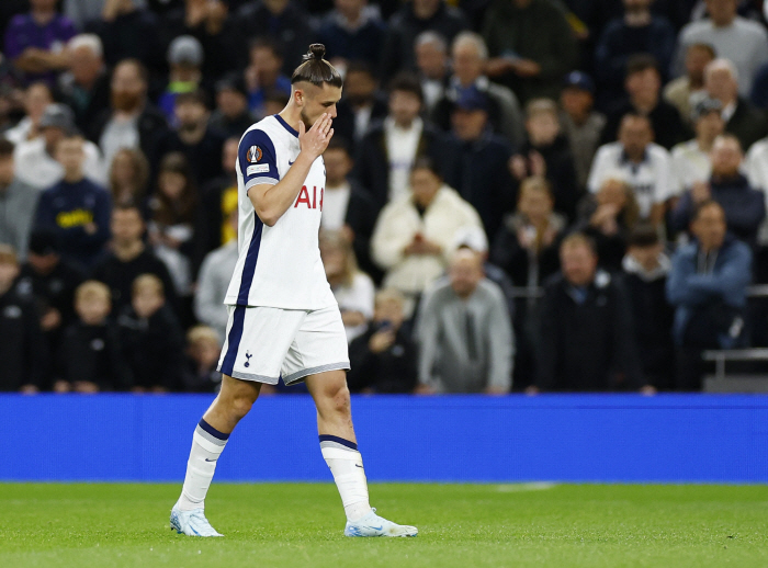  Tottenham leaves after 8 minutes of the first half, Johnson scored three consecutive goals! The first half ended with a 1-0 lead over Karabakh