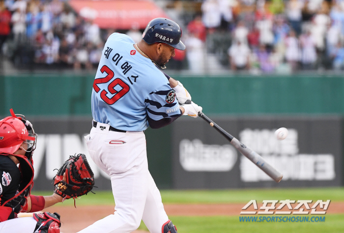 Lotte Reyes achieved his first 200 hits-Kim Do-young again silent KIA, overturned by 6 points and won 12:8 