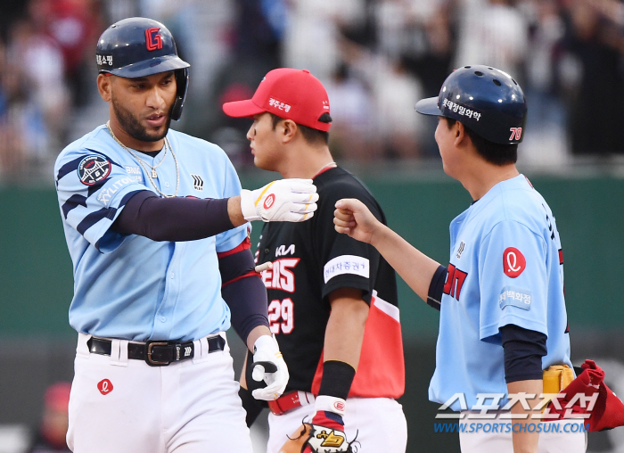 Lotte Reyes achieved his first 200 hits-Kim Do-young again silent KIA, overturned by 6 points and won 128