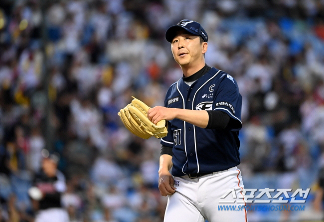 'Because I didn't make you laugh a lot' Tears that I couldn't hold back because I thought of fans, the only KBO pitcher's farewell greeting