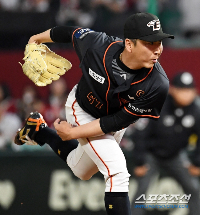 'Because I didn't make you laugh a lot' Tears that I couldn't hold back because I thought of fans, the only KBO pitcher's farewell greeting