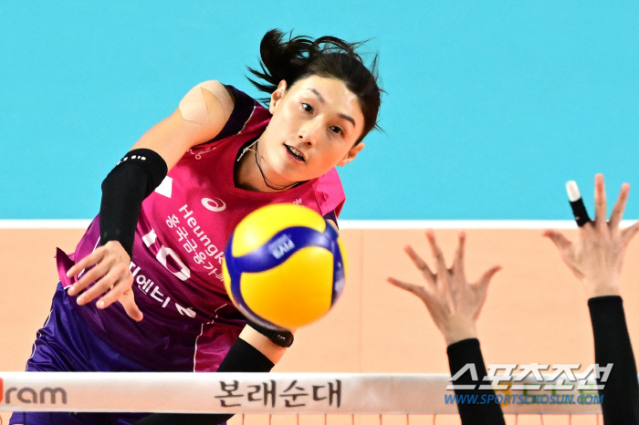 'The Volleyball Empress is back.' Attack success rate of 52%, 17 points. 1m 97,1m 91st tall teammates go to win the championship. 3-0 win over the Japanese team 