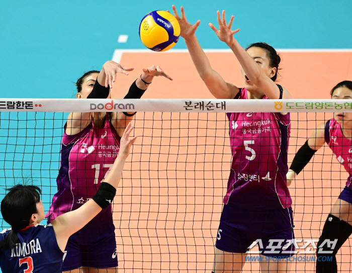 'The Volleyball Empress is back.' Attack success rate of 52%, 17 points. 1m 97,1m 91st tall teammates go to win the championship. 3-0 win over the Japanese team 