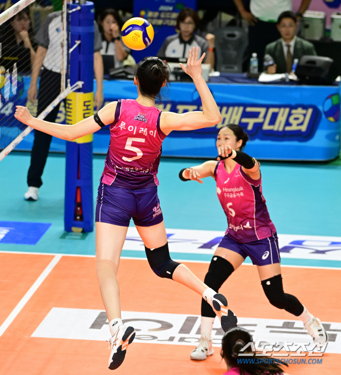 'The Volleyball Empress is back.' Attack success rate of 52%, 17 points. 1m 97,1m 91st tall teammates go to win the championship. 3-0 win over the Japanese team 