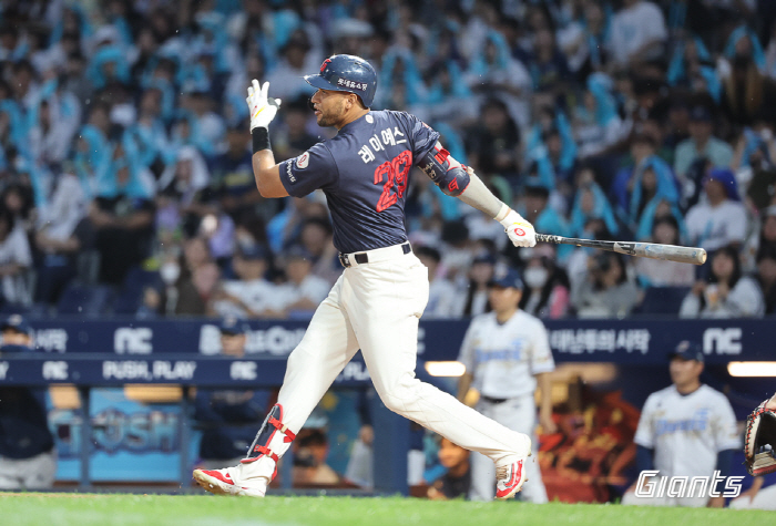 202 hits! Finally, it's gone! Reyes broke the 10-year-old Seo Geon-chang record in the final game of the season  the last at-bat 