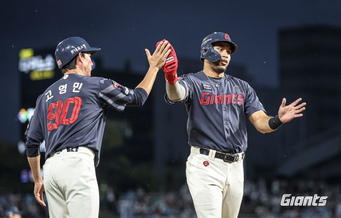 202 hits! Finally, it's gone! Reyes broke the 10-year-old Seo Geon-chang record in the final game of the season  the last at-bat 