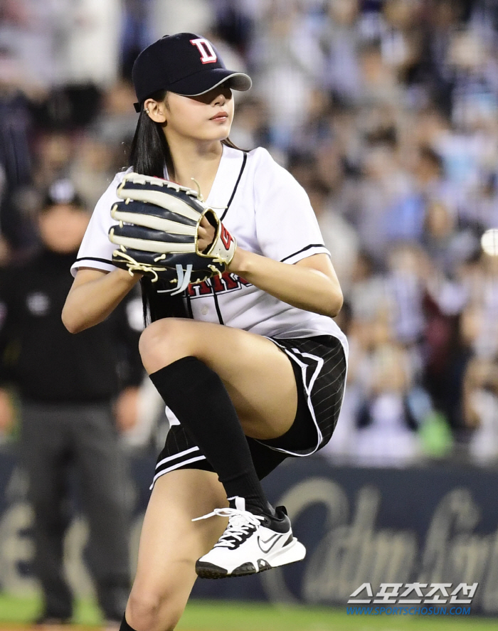  New Jin's Minji 'First pitch of the first game of fall baseball in Waka Game 1'