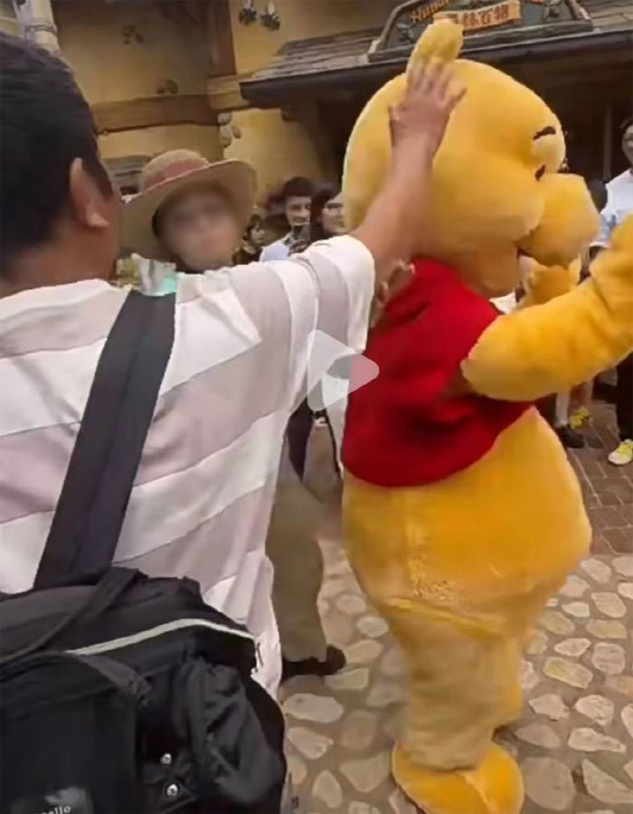 Disneyland's teddy bear clenched on the head'