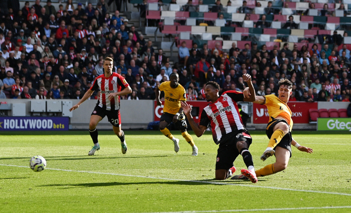  6 goals in the first half alone! Brentford 4-2 Wolverhampton ends in the first half! Kim Jisoo and Hwang Heechan serve