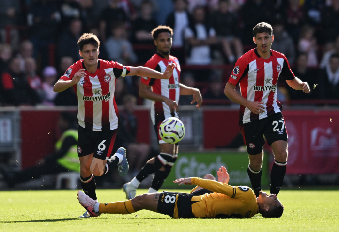  6 goals in the first half alone! Brentford 4-2 Wolverhampton ends in the first half! Kim Jisoo and Hwang Heechan serve