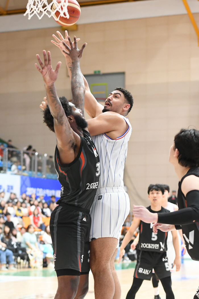 'It's revenge for the championship game!' Suwon KT's new foreign Hammons double-double performance, defeating KCC by 10 points in the first round of the cup competition