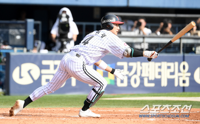 'The two points are all from his feet...' I played LG-like baseball alone. 3 runs, 2 steals, 1 point. 'Fostering player → pinch runner → second base main player' Shinhwa continues