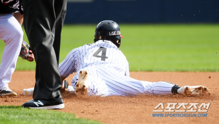 'The two points are all from his feet...' I played LG-like baseball alone. 3 runs, 2 steals, 1 point. 'Fostering player → pinch runner → second base main player' Shinhwa continues