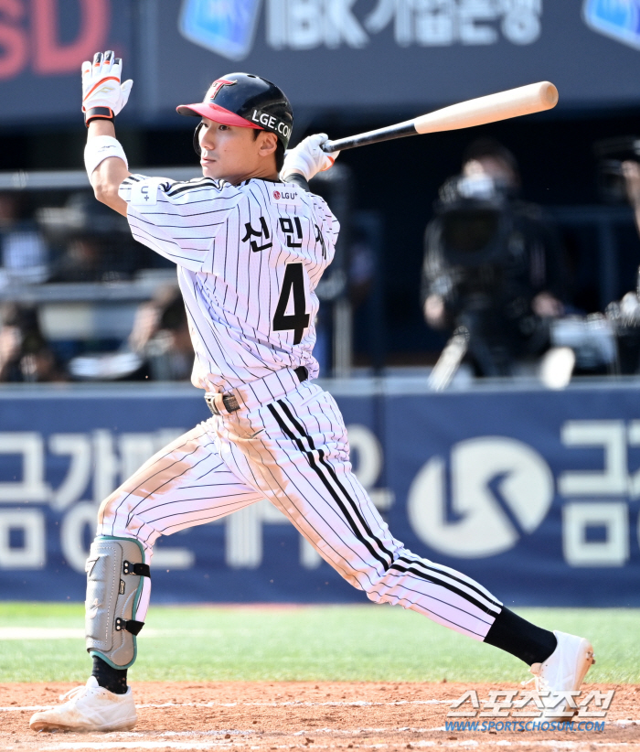 'The two points are all from his feet...' I played LG-like baseball alone. 3 runs, 2 steals, 1 point. 'Fostering player → pinch runner → second base main player' Shinhwa continues