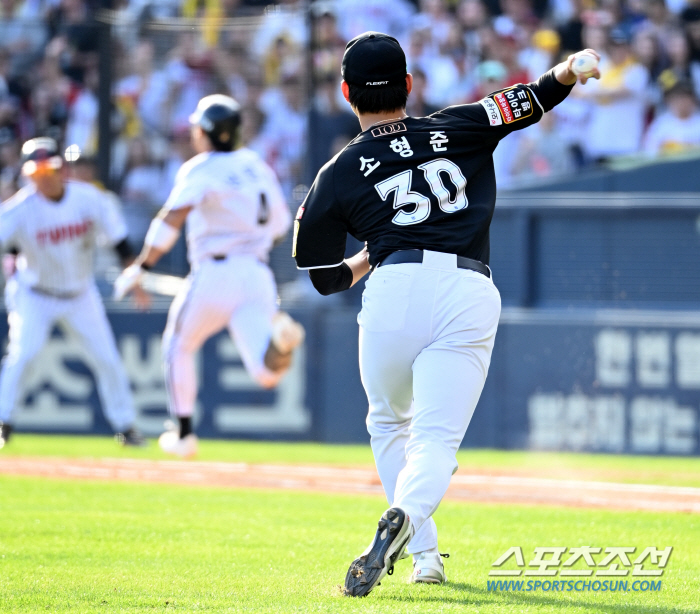 'The two points are all from his feet...' I played LG-like baseball alone. 3 runs, 2 steals, 1 point. 'Fostering player → pinch runner → second base main player' Shinhwa continues