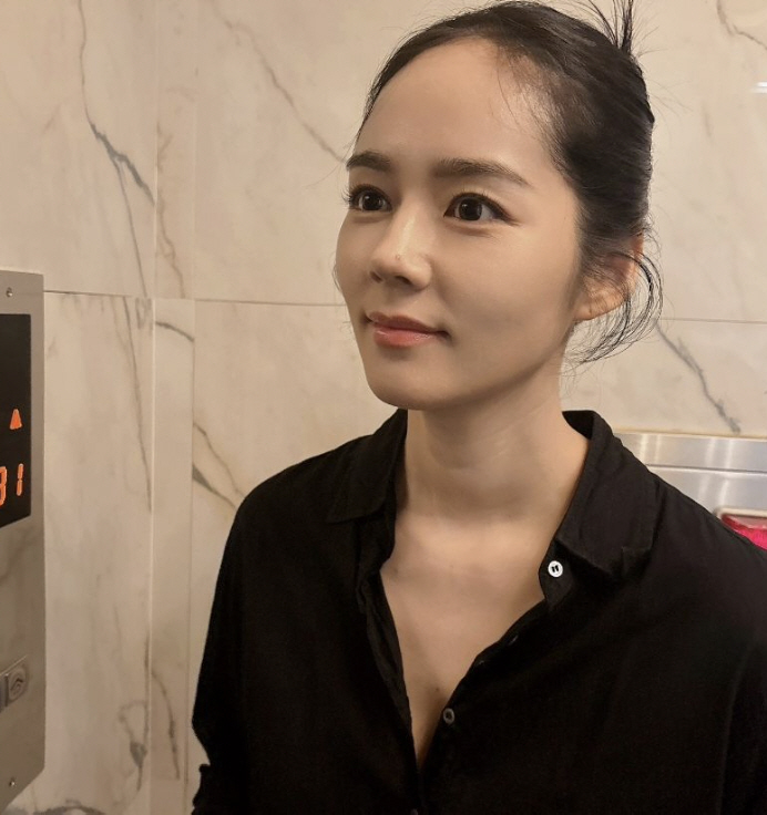 `Yeon Jung-hoon ♥' Han Ga-in can't help it in front of her daughter...'Daughter, Mom wants to take a weekend off, too'